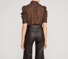 Load image into Gallery viewer, Frame Gillian Top in Light Leopard
